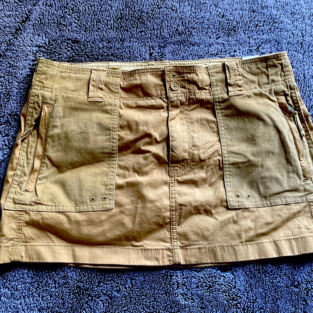 Brand New and never worn Medium Abercrombie and Fitch cargo skirt